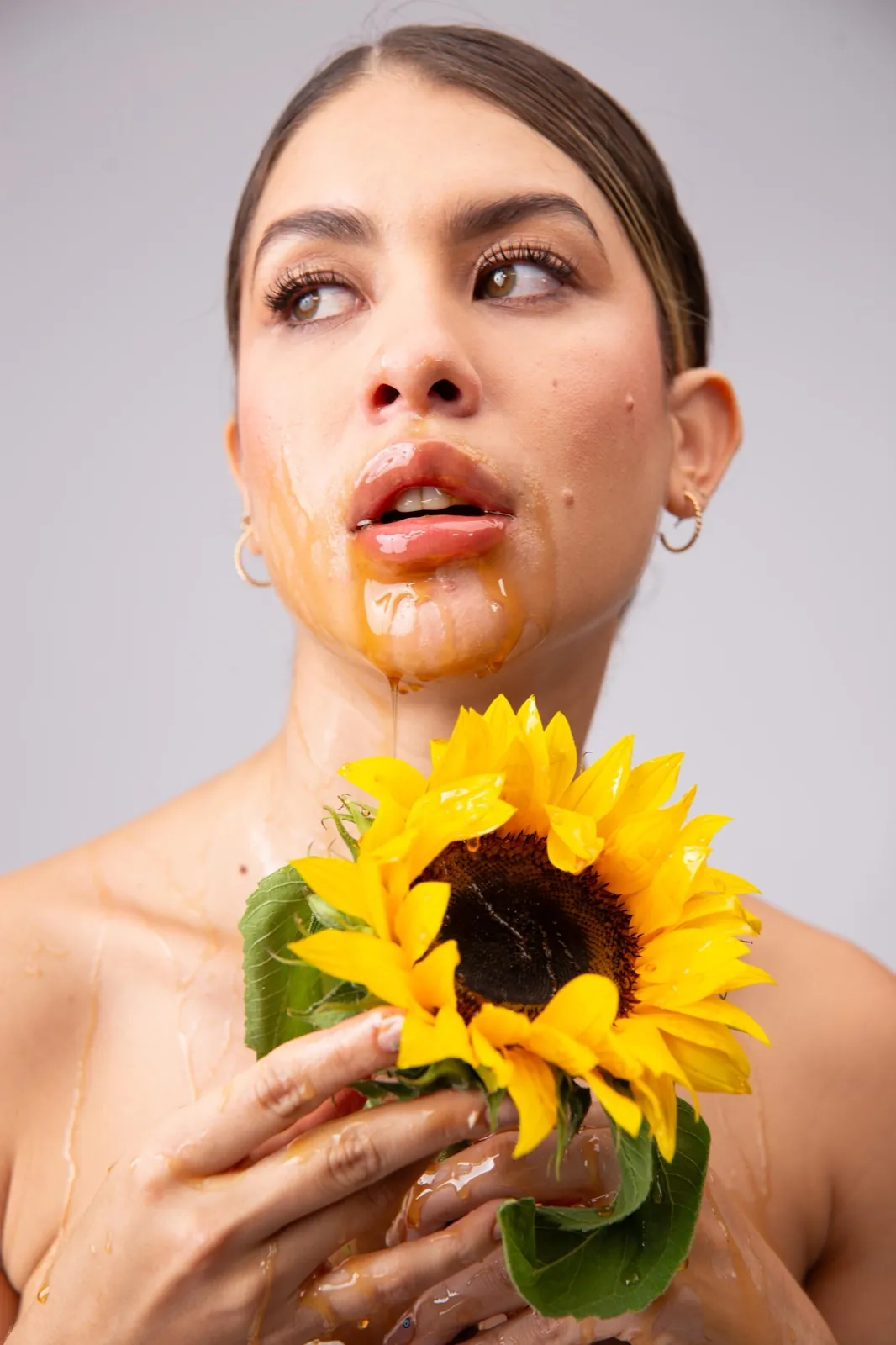 Modelo con miel y girasol
