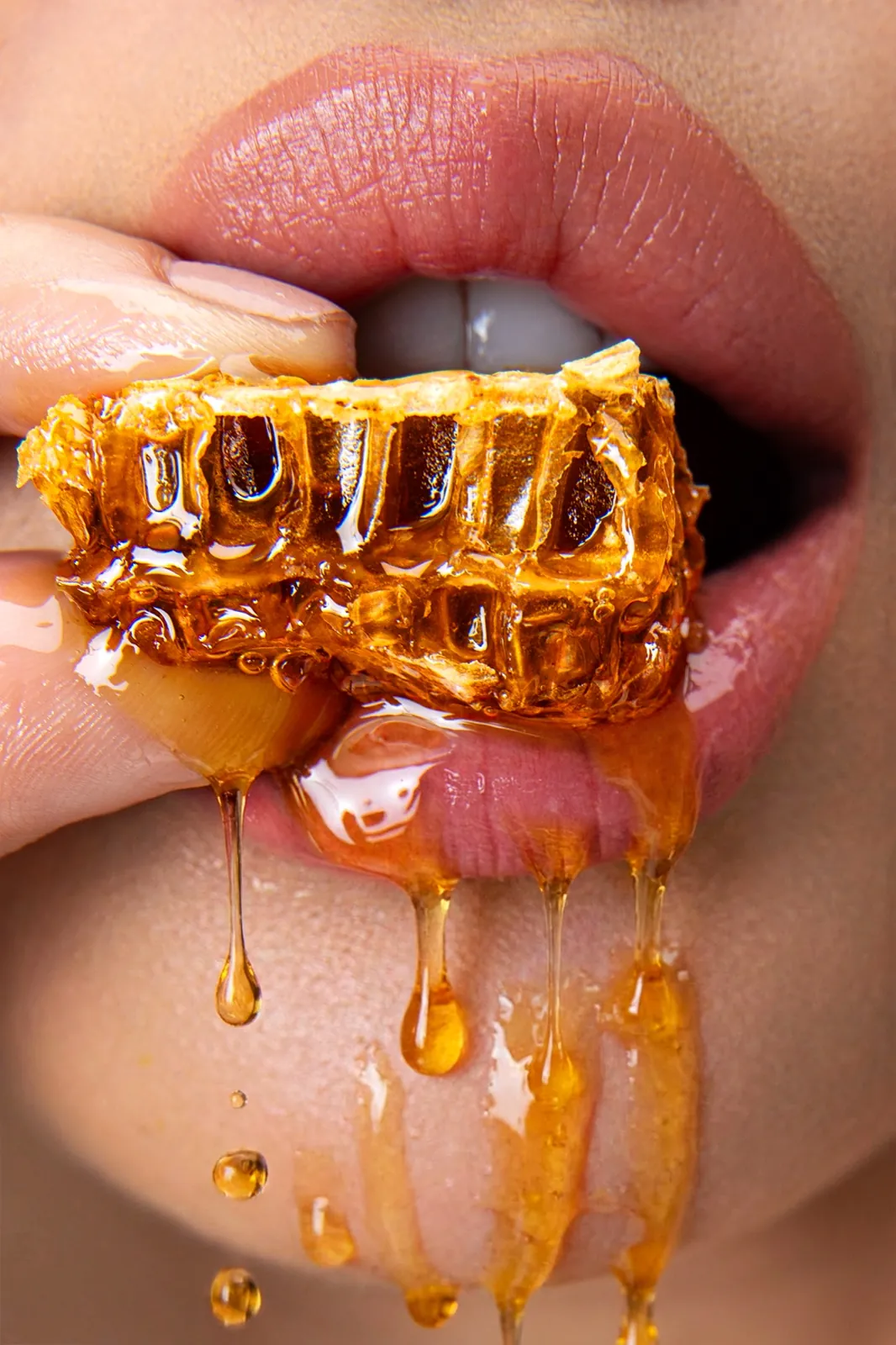 Panal de miel real goteando entre los labios