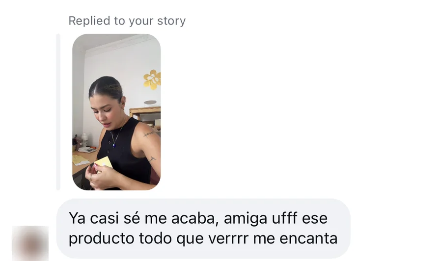 «Ya casi se me acaba, amiga, ufff ese producto, todo que ver, me encanta.»