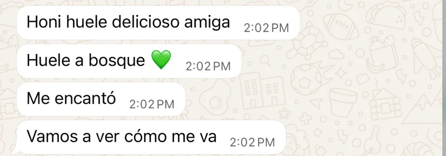 «Honi huele delicioso amiga. Huele a bosque. Me encantó. Vamos a ver cómo me va.»